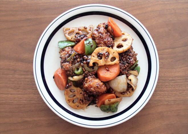 ローソンフレッシュの料理キット「キッチント」で作った「鶏竜田と野菜の雑穀入り黒酢あんかけ」